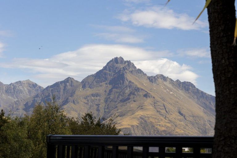 Photo of property in 14 Sainsbury Road, Fernhill, Queenstown, 9300