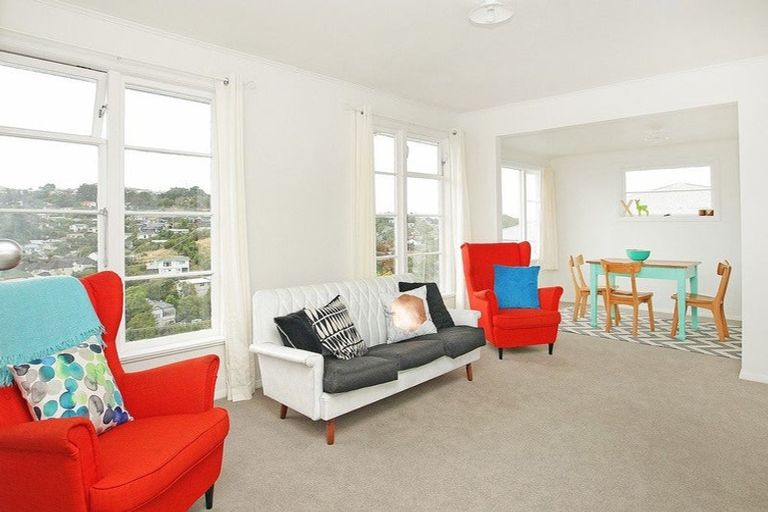 Photo of property in 104 Ruskin Road, Newlands, Wellington, 6037