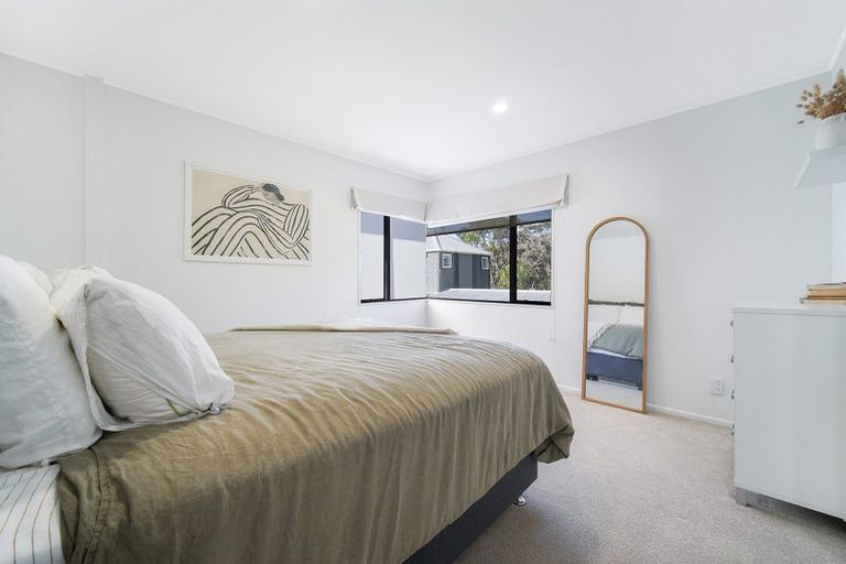 Photo of property in 2/15 Wernham Place, Northcote, Auckland, 0626