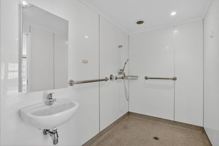 Photo of property in 2/33 Gulf View Road, Murrays Bay, Auckland, 0630