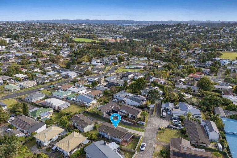 Photo of property in 1/4 Clare Place, Glenfield, Auckland, 0629