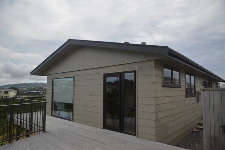 Photo of property in 10 Bayswater Place, Newlands, Wellington, 6037