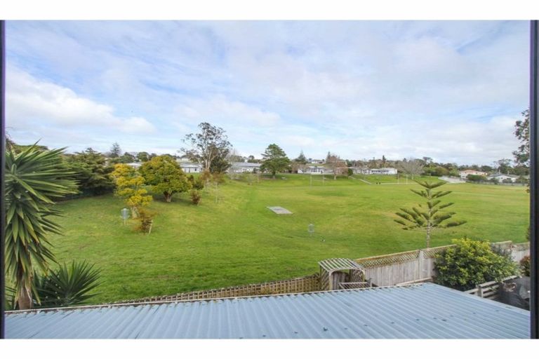 Photo of property in 2/28 Fairdale Place, Birkdale, Auckland, 0626