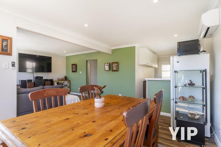 Photo of property in 7 Wakely Road, Newlands, Wellington, 6037