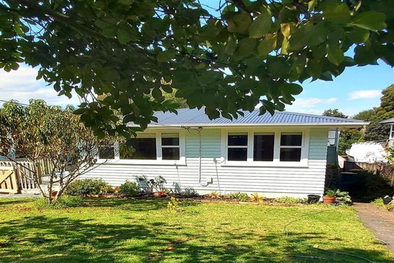 Photo of property in 35 Queen Mary Avenue, New Lynn, Auckland, 0600