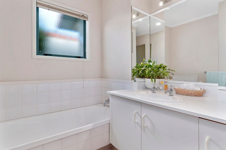 Photo of property in 10 Meadowviews Drive, Welcome Bay, Tauranga, 3112