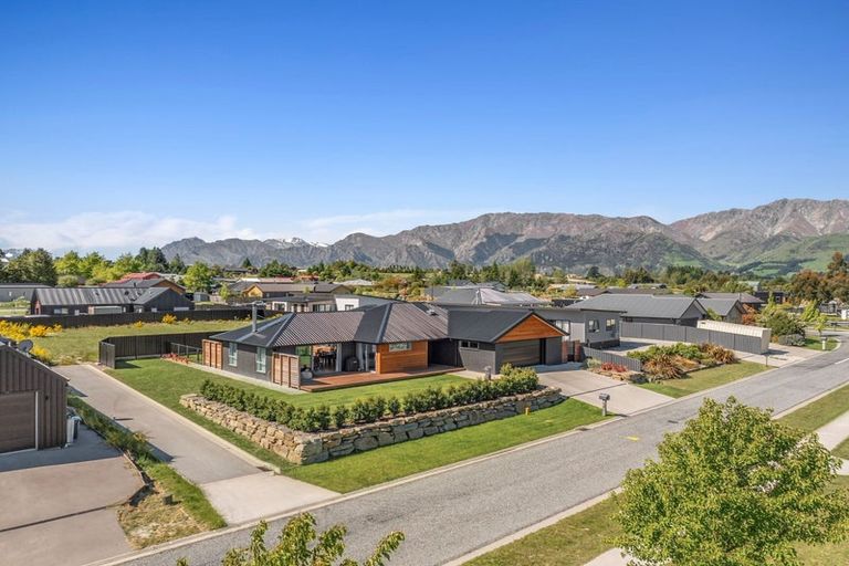 Photo of property in 9 Brewster Crescent, Lake Hawea, Wanaka, 9382