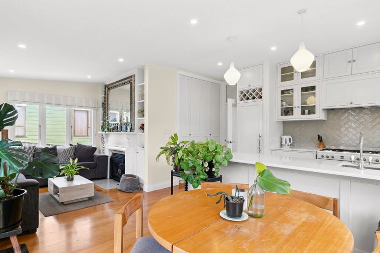 Photo of property in 10 Herald Terrace, Berhampore, Wellington, 6023