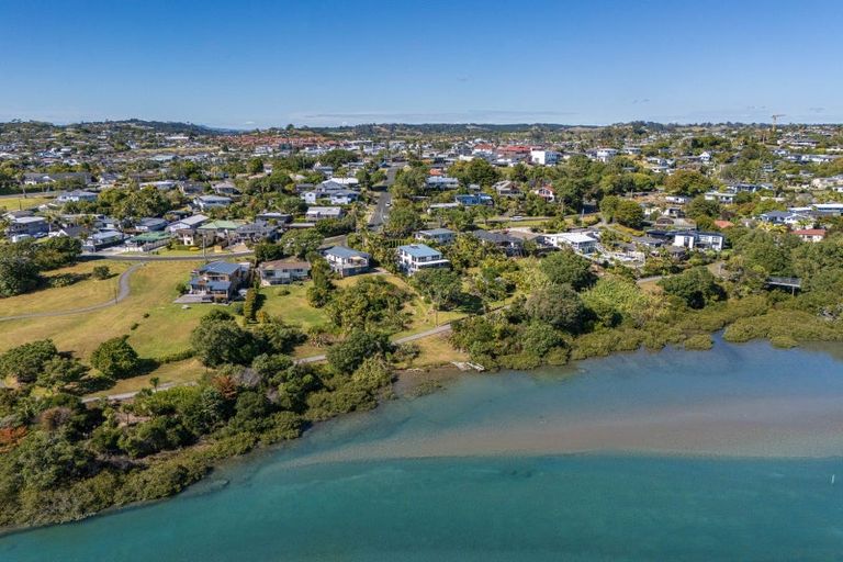 Photo of property in 40 Pohutukawa Avenue, Red Beach, 0932