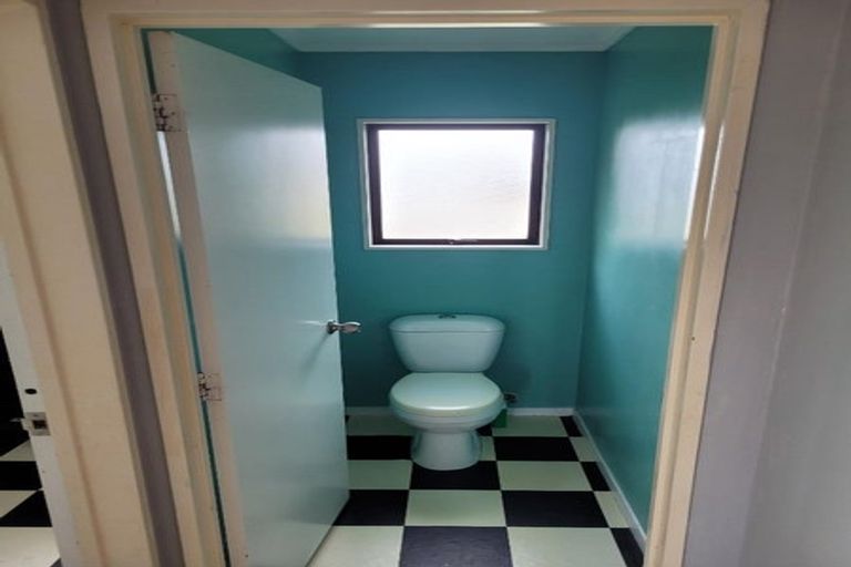 Photo of property in 2/23 Weldene Avenue, Glenfield, Auckland, 0629