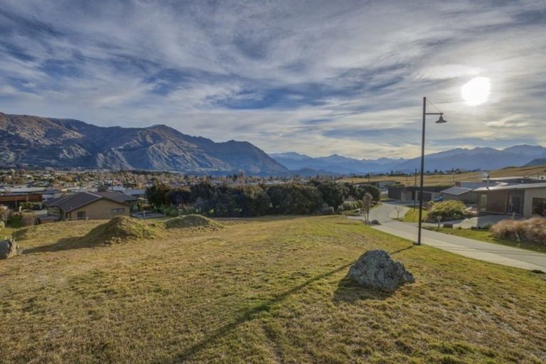 Photo of property in 7 Karearea Rise, Wanaka, 9305