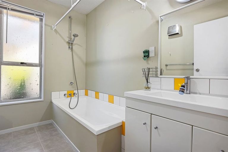 Photo of property in 5 Mckellar Place, Hornby, Christchurch, 8042
