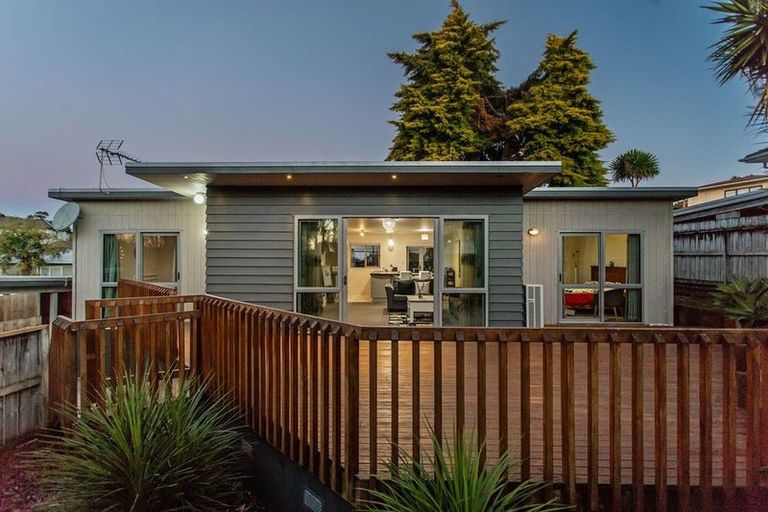 Photo of property in 72 Kervil Avenue, Te Atatu Peninsula, Auckland, 0610