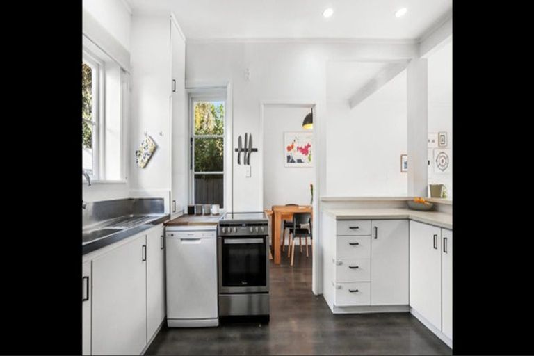 Photo of property in 2/18 Reid Road, New Lynn, Auckland, 0600