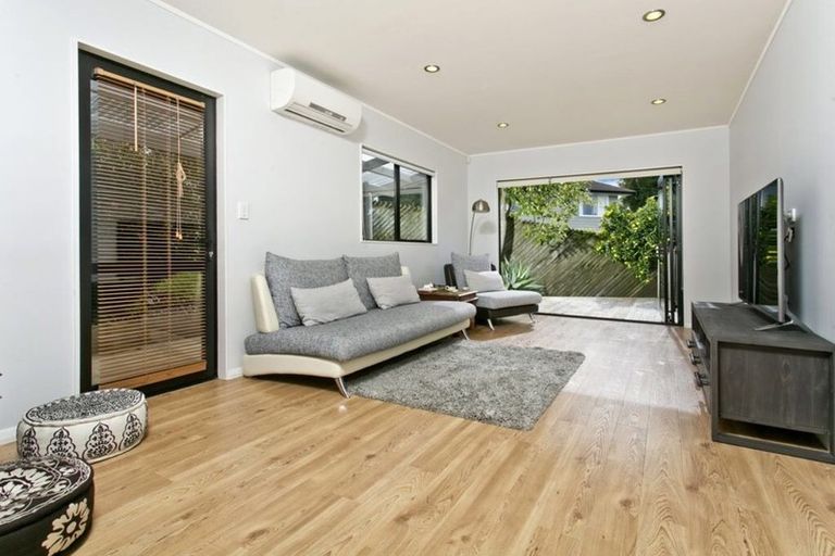 Photo of property in 3/70 Hogans Road, Glenfield, Auckland, 0629