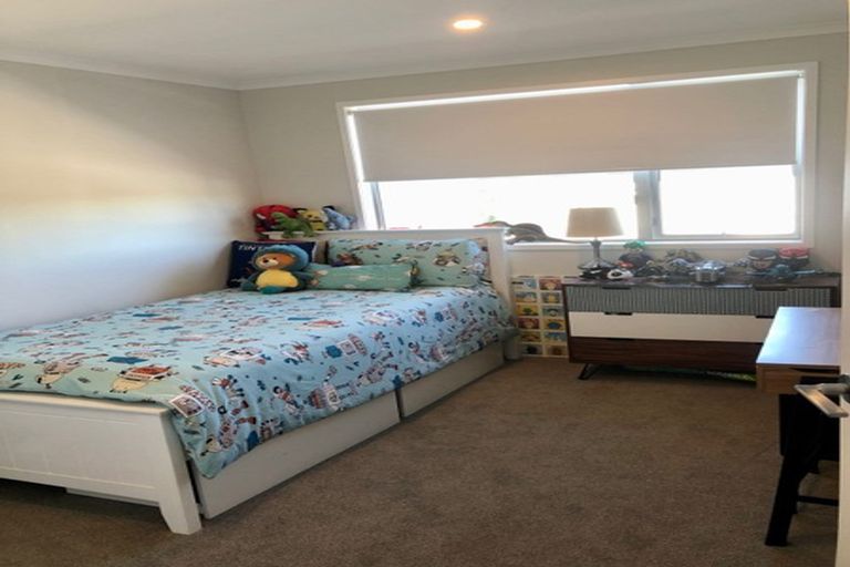 Photo of property in 1b Pavola Grove, Glenfield, Auckland, 0629