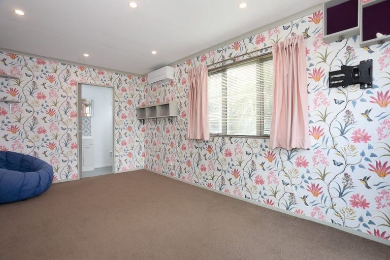 Photo of property in 25 Dahlstrom Grove, Kelvin Grove, Palmerston North, 4414