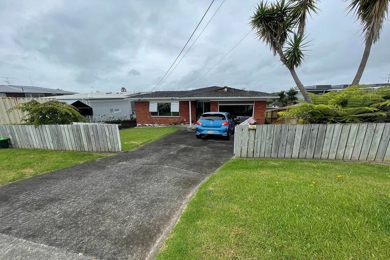 Photo of property in 43 Te Atatu Road, Te Atatu South, Auckland, 0610