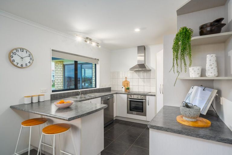 Photo of property in 2 Comber Place, Johnsonville, Wellington, 6037
