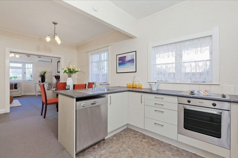 Photo of property in 12 Nikau Street, New Lynn, Auckland, 0600