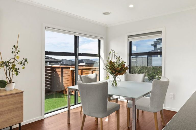 Photo of property in 5 Boeing Way, Newlands, Wellington, 6037