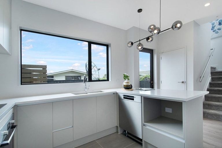 Photo of property in 7e Poto Street, Te Atatu South, Auckland, 0610