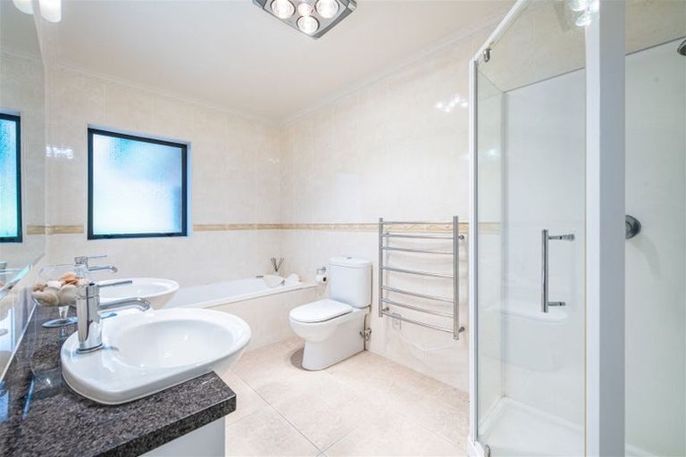 Photo of property in 34 Sapperton Drive, Henderson, Auckland, 0612