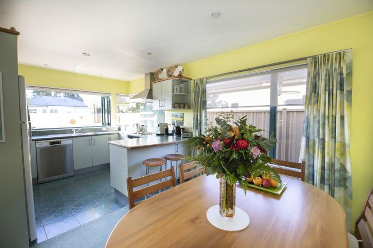 Photo of property in 2a Cambridge Terrace, Taradale, Napier, 4112