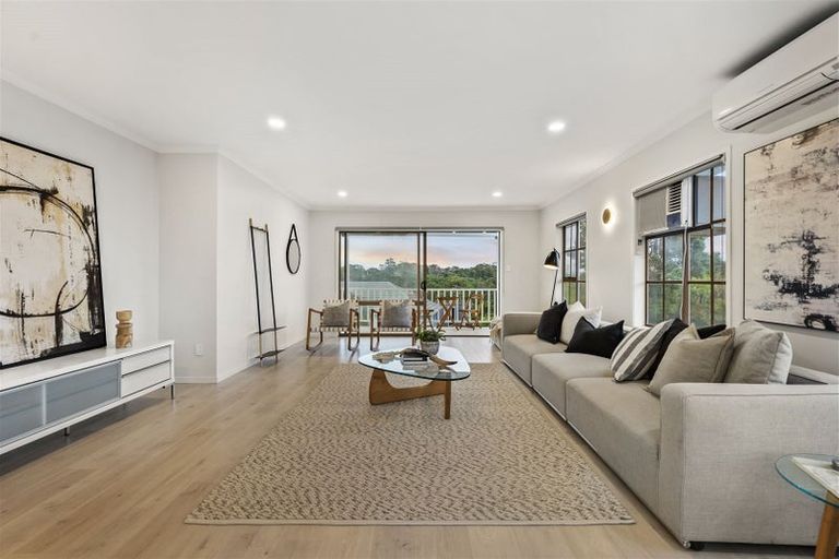 Photo of property in 1/52 Aberdeen Road, Campbells Bay, Auckland, 0620