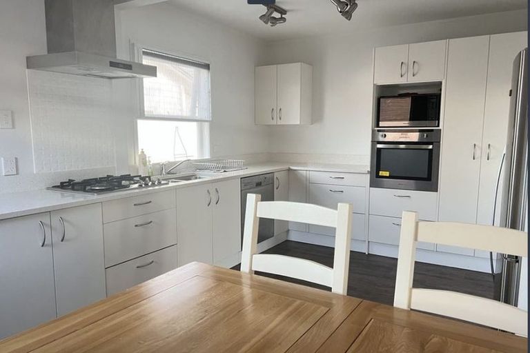 Photo of property in 1/110 Saddleback Rise, Murrays Bay, Auckland, 0630