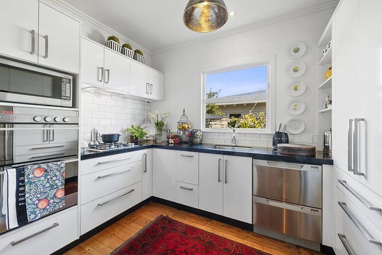 Photo of property in 11 Burns Street, Westown, New Plymouth, 4310