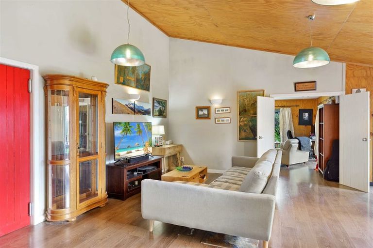 Photo of property in 43 Pehi Kupa Street, Waikanae, 5036