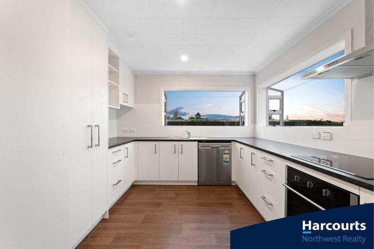 Photo of property in 188 Waimumu Road, Massey, Auckland, 0614