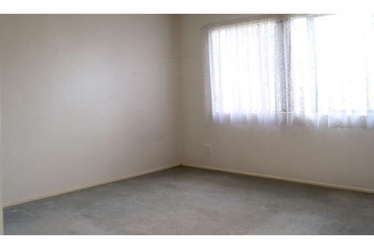 Photo of property in 2/56 Larnoch Road, Henderson, Auckland, 0610