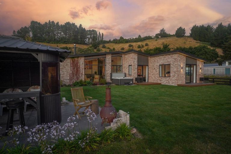 Photo of property in 8 Caro Lane, Cracroft, Christchurch, 8022