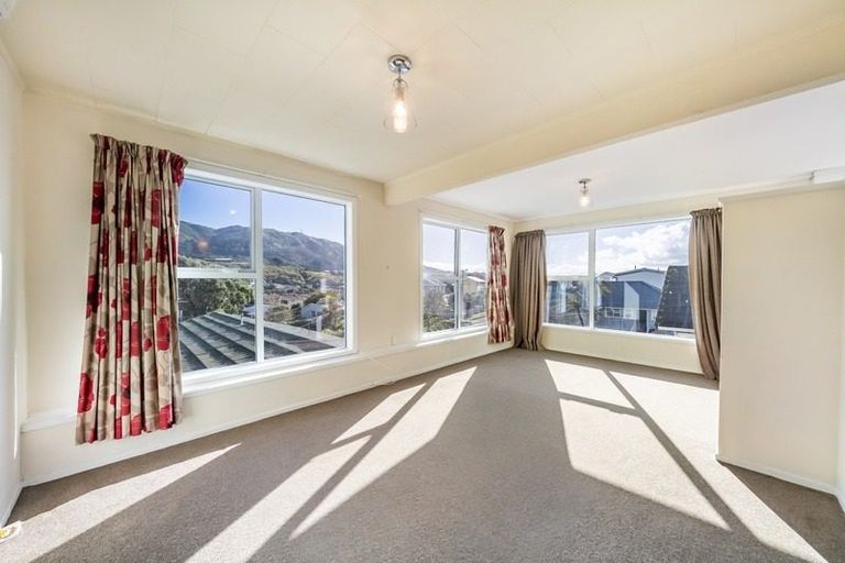 Photo of property in 2/24 Bell Street, Tawa, Wellington, 5028
