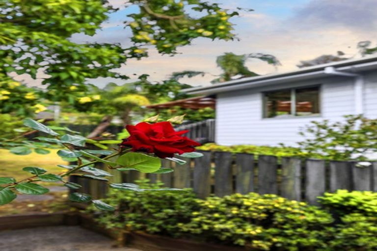 Photo of property in 2/8 Tallington Crescent, Torbay, Auckland, 0630