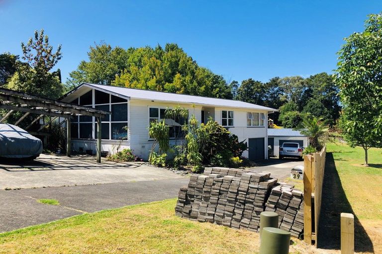 Photo of property in 39 Totaravale Drive, Totara Vale, Auckland, 0629