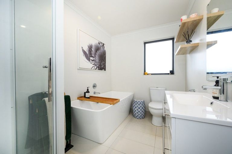 Photo of property in 18 Galea Grove, Kelvin Grove, Palmerston North, 4414