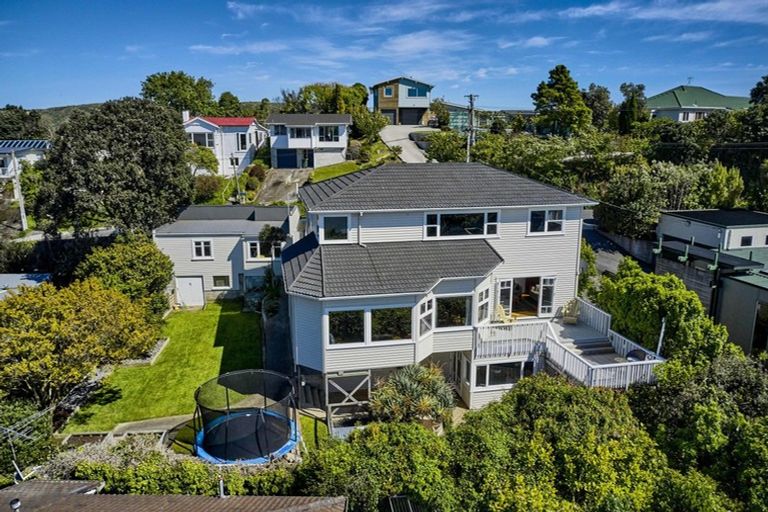 Photo of property in 2 Seaview Road, Paremata, Porirua, 5024