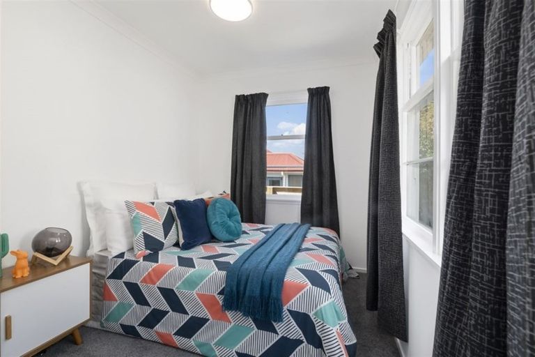 Photo of property in 36 Miles Crescent, Newlands, Wellington, 6037