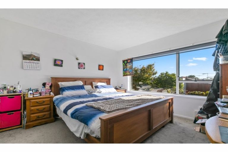 Photo of property in 2/309 Wairau Road, Totara Vale, Auckland, 0627