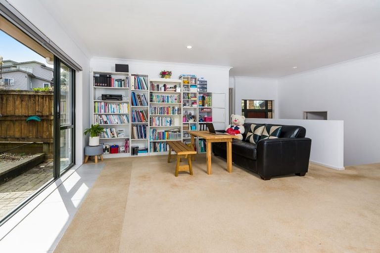 Photo of property in 26 Rising Parade, Fairview Heights, Auckland, 0632