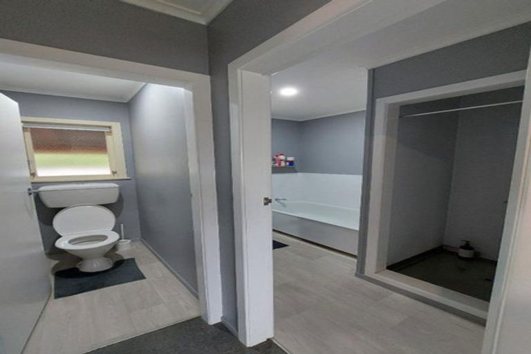 Photo of property in 8 Riversdale Drive, Merrilands, New Plymouth, 4312