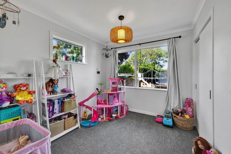 Photo of property in 15 Bone Crescent, Hawera, 4610