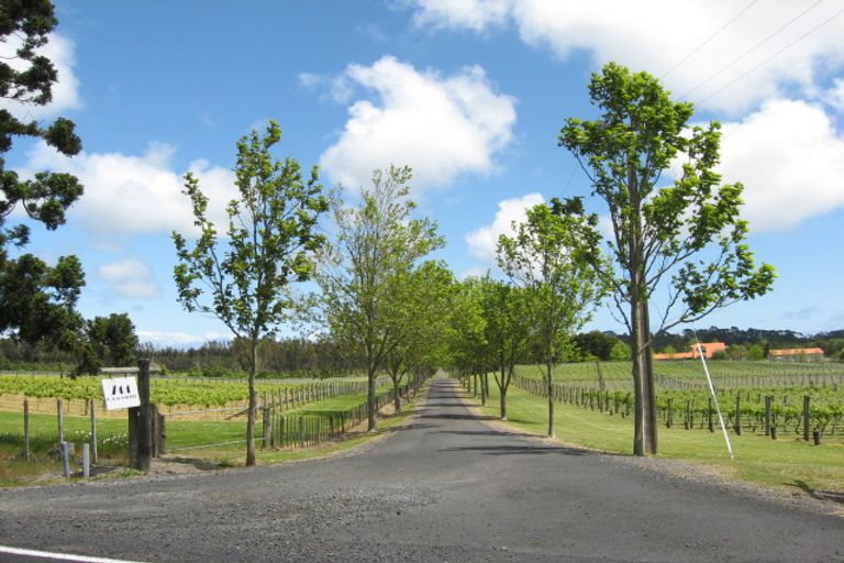 Photo of property in 748 Waitakere Road, Kumeu, 0891