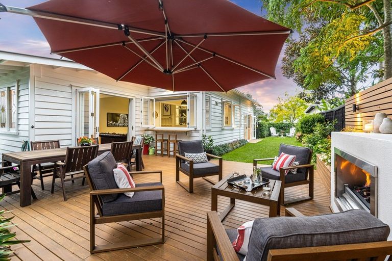 Photo of property in 1a Glen Road, Stanley Point, Auckland, 0624