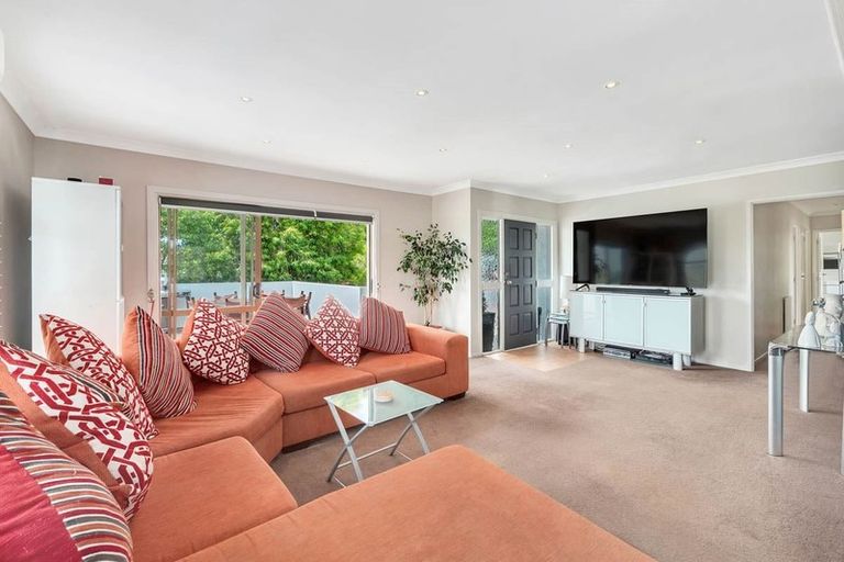 Photo of property in 2 Hollyhock Place, Browns Bay, Auckland, 0630
