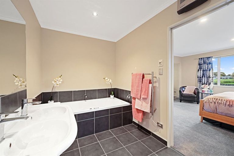 Photo of property in 12 Queenswood Gardens, Mairehau, Christchurch, 8052