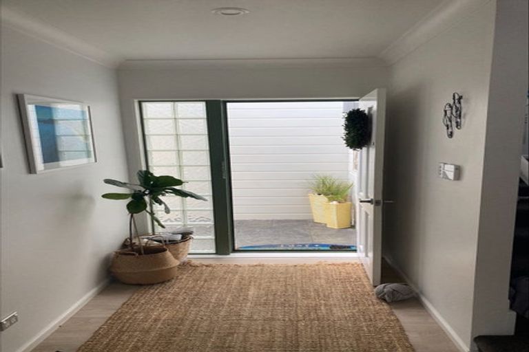 Photo of property in 43 Walton Street, Red Beach, 0932